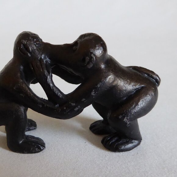 VINTAGE JAPAN JAPANESE CAST IRON KISSING APES MONKEY MONKEYS FIGURE (NEW) - Picture 3 of 9
